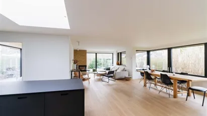 Rummelig og moderne villa i Værløse