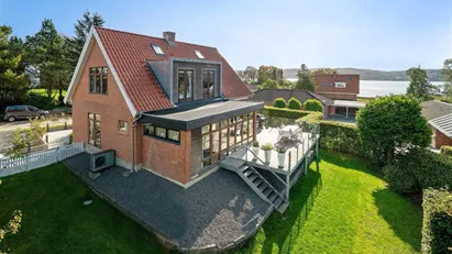 Velholdt villa i Bredballe - tæt på fjorden